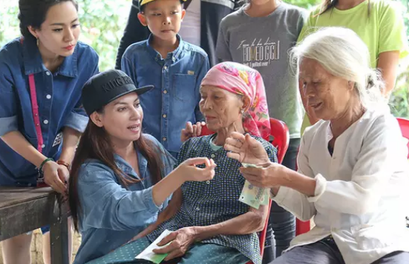 Dân mạng vạch ra điểm bất thường trong 2 đợt từ thiện của Phi Nhung