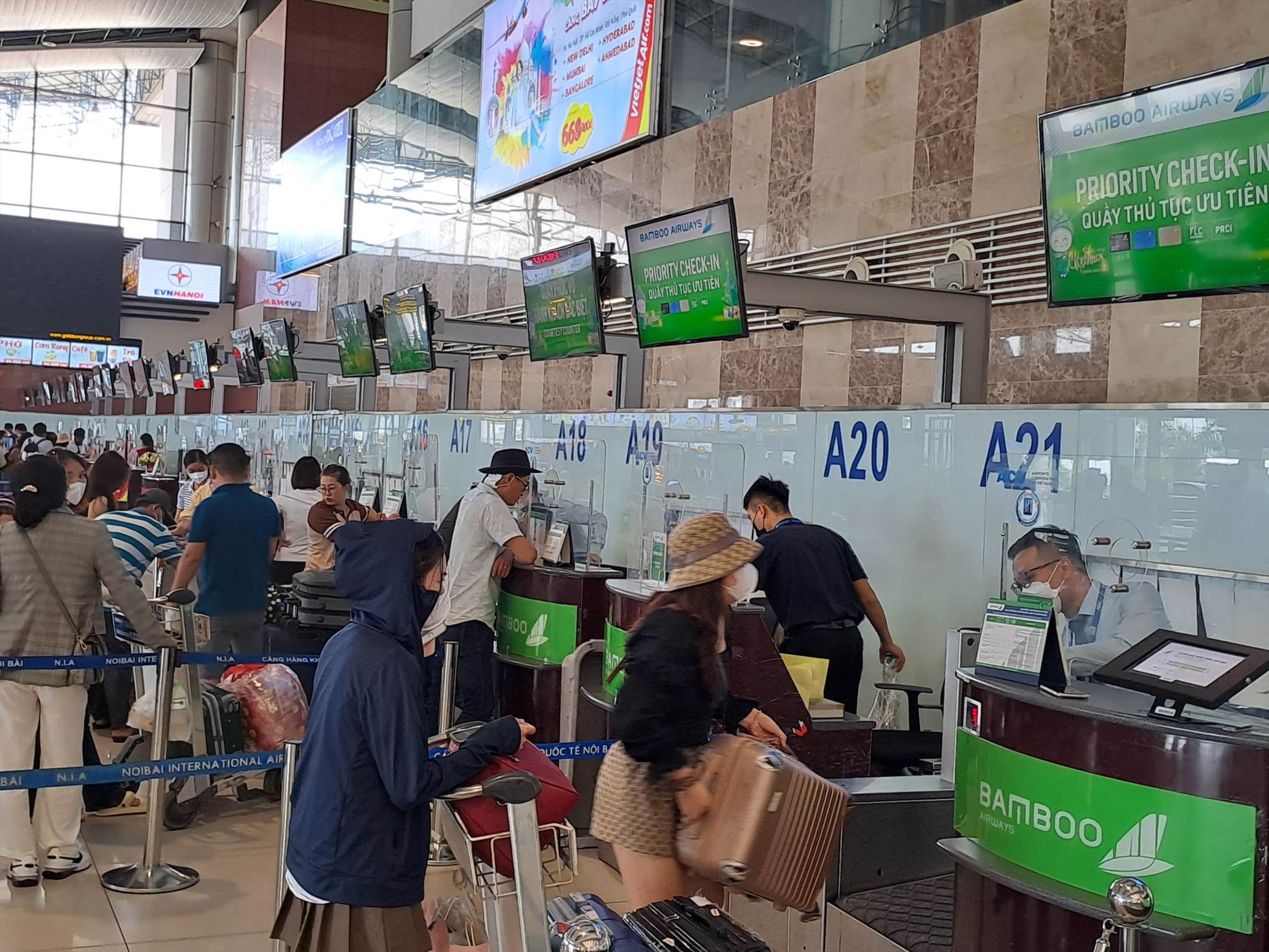 Sân bay Nội Bài ngày cao điểm có thể đón 80.000 lượt khách dịp Tết.