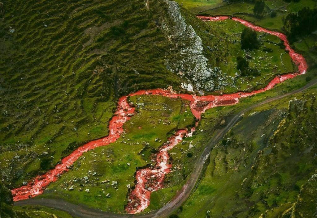 Sông nước đỏ như máu ở Peru