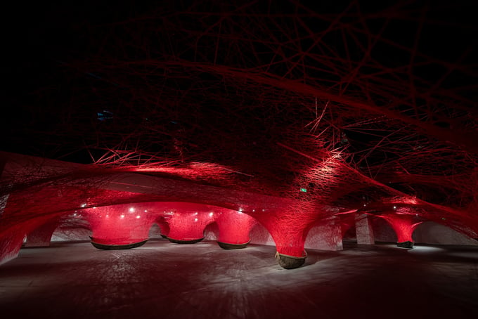 Thưởng ngoạn triển lãm sắp đặt quy mô khổng lồ 2000m2 của nữ nghệ sĩ Chiharu Shiota