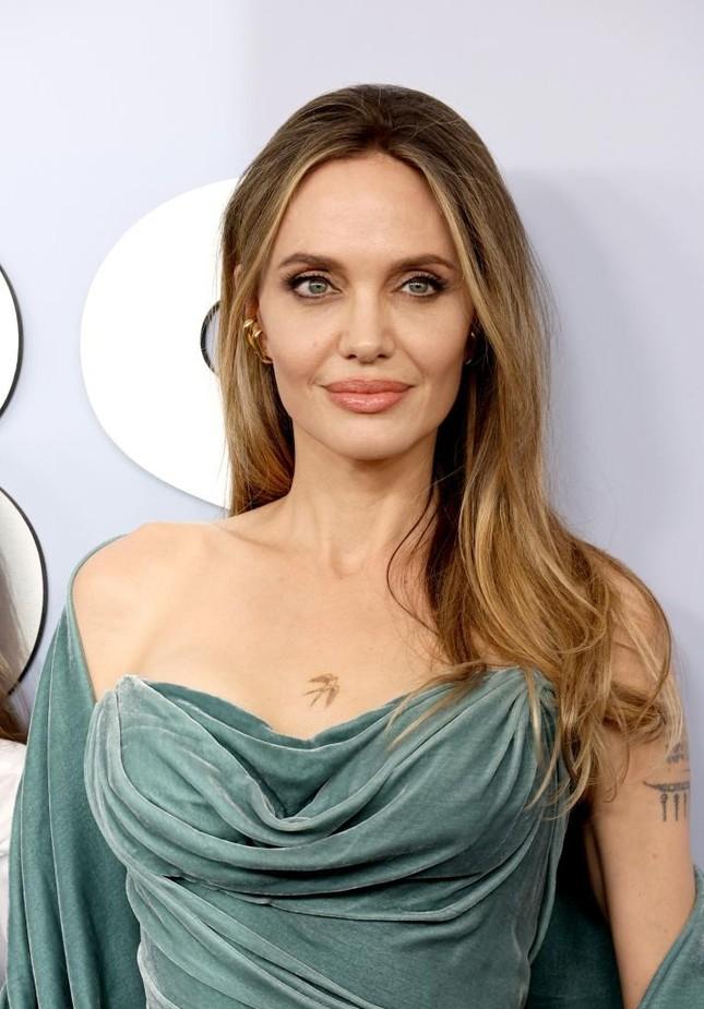 Angelina Jolie khoe hình xăm mới ở giữa ngực